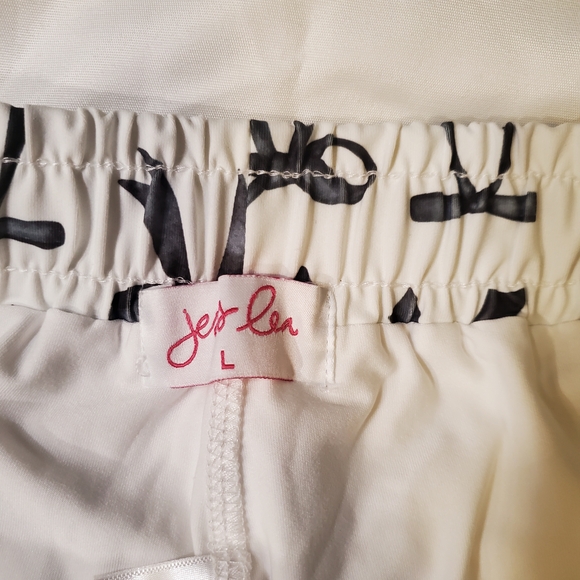 Elegant Black Bow Print Women's Shorts - Picture 6 of 7